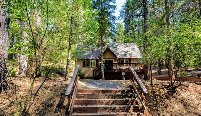 MOOSE MANOR - PRIVATE SETTING W/FREE ACCESS TO FLY-IN LAKE