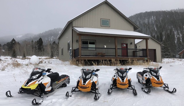 Moose Meadow Lodge - great view! Garage for those snowmobiles!
