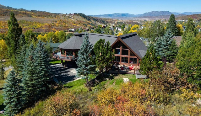 Moose Meadows Lodge: Huge Views, billiard room, massive great room, theater room