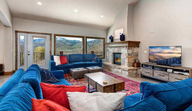Moose Mgmt at 2505: 5 BR-Sleeps 14-Pvt Hot Tub, Views! Grill, Parking
