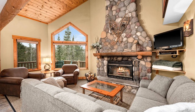 Moose Mountain Cabin. Ski-in ski-out, five bedrooms, & a wood-burning fireplace!