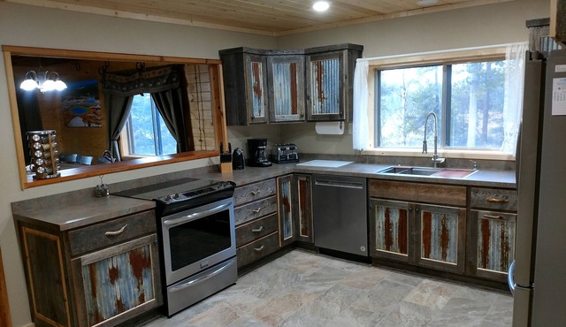 Moose View Lodge 3 bedroom 3 bath cabin with mountain view's and hot tub.