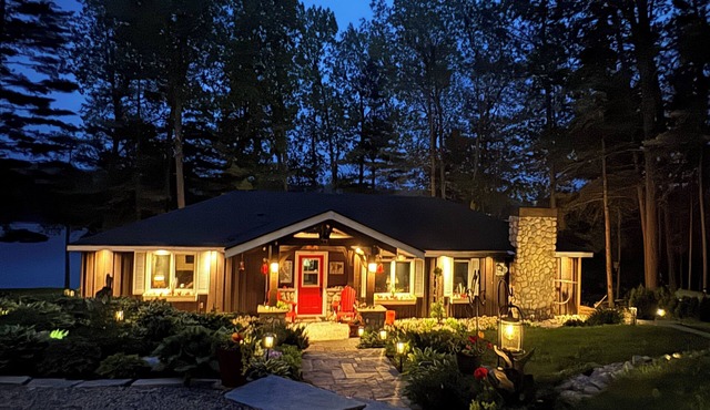 MooseTracks Cottage | Waterfront | Walk to Dorset