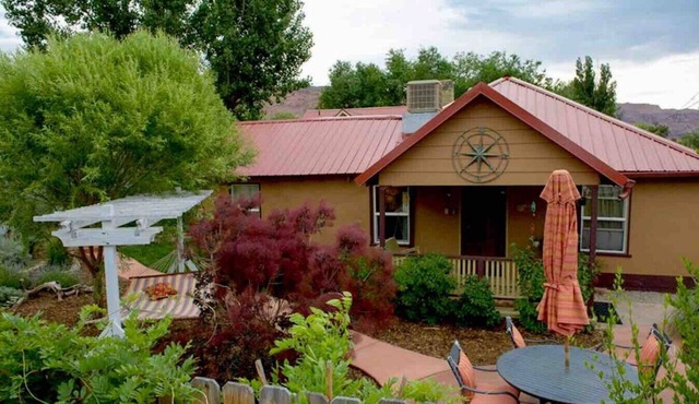 Moosewood Cottage - Hot Tub, Downtown, Dog Friendly