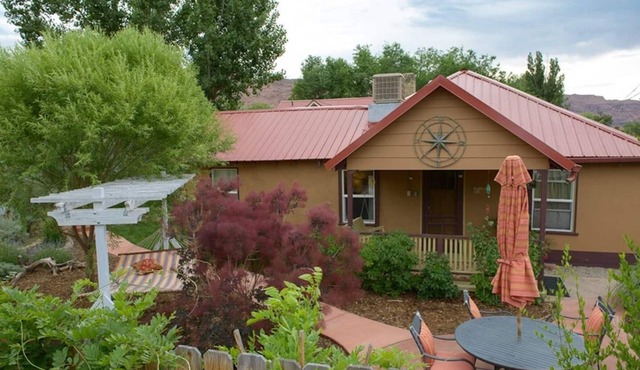 Moosewood Cottage - Hot Tub & Sleeps 6