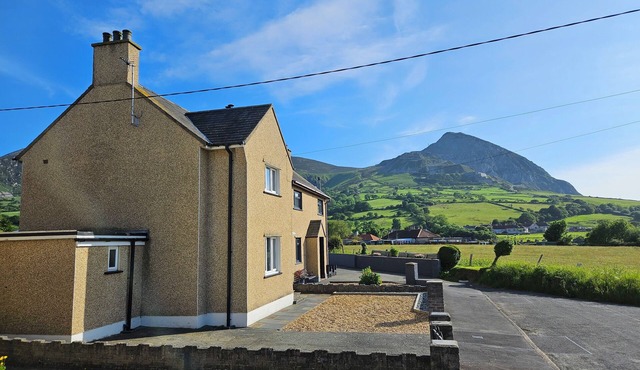 MOR A MYNYDD, pet friendly, character holiday cottage in Trefor