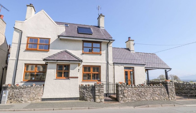 MORANNEDD, pet friendly, with open fire in Newborough