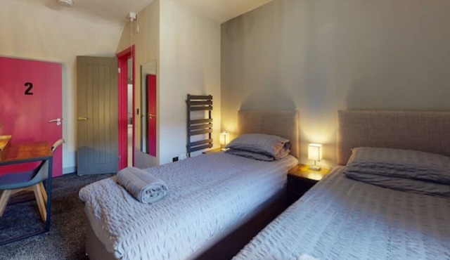 Morden 2 bed house sleeps 4