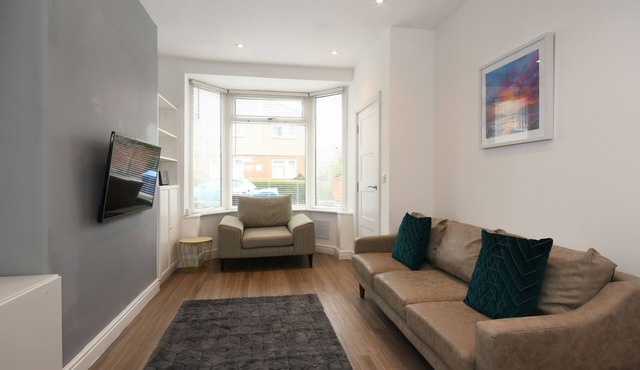 Morden house close to City centre & The Peaks