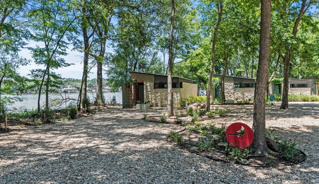 Mordern, Lakeside Cottage on a Private Peninsula w/Saltwater Pool, Pickleball