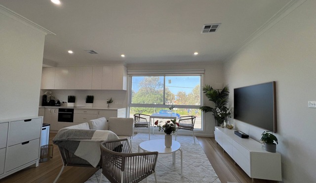 Mordialloc Fully Renovated Beachfront Oasis: Right across from the beach!