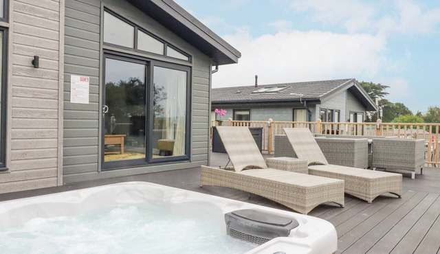 MORDROS LODGE, family friendly, character holiday cottage in St Day