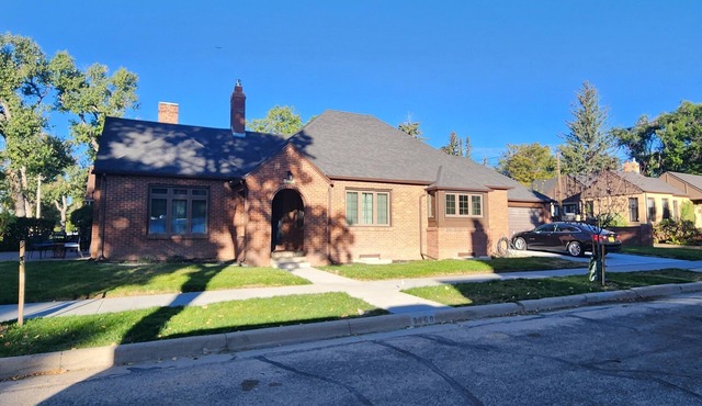 More on Moore, Remodeled Historic Home w/AC, 4BR/2BA, Washer & Dryer Sleeps 8