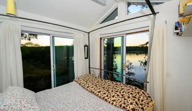 More than just a cottage: Hot Tub, Kayaks, Fire Pit, Pickleball & Games