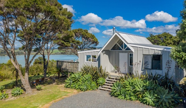 Morepork Cottage with Award Winning Sea Views