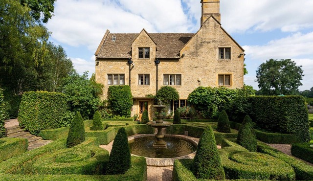 Moreton Manor - Eight Bedroom Villa, Sleeps 15