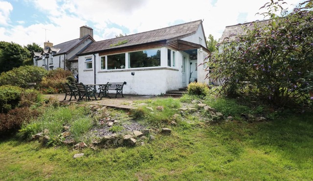 MORFA ISAF COTTAGE, pet friendly, with a garden in Llangrannog