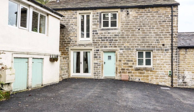 MORGAN'S BARN, pet friendly, character holiday cottage in Honley