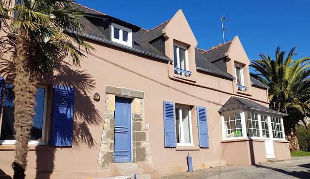 MORGAT 70 meters Beach, 8 people with garden and parking