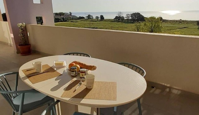 Moriani Plage Splendide vue mer bel Appartement à 150 m de la Plage de Padulella