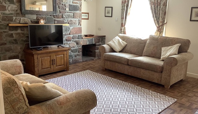 Moriston Cottage - a cottage that sleeps 4 guests in 2 bedrooms