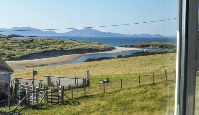 MORLAIS (VOICE OF THE SEA), pet friendly, with a garden in Aberffraw