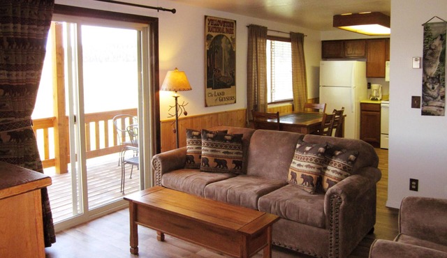 Morning Glory-comfortable Yellowstone retreat; just minutes from YNP West Gate
