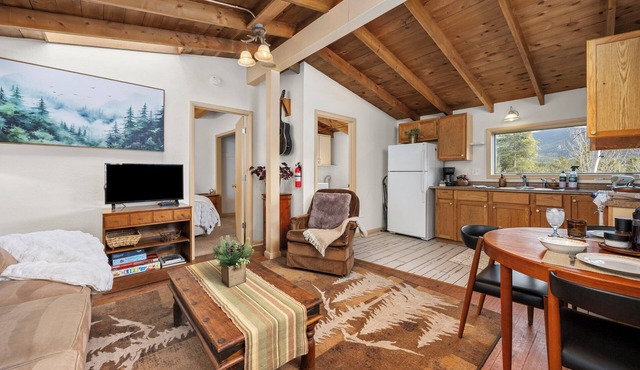 Morning Star Cabin with King Bed +Treehouse + Games