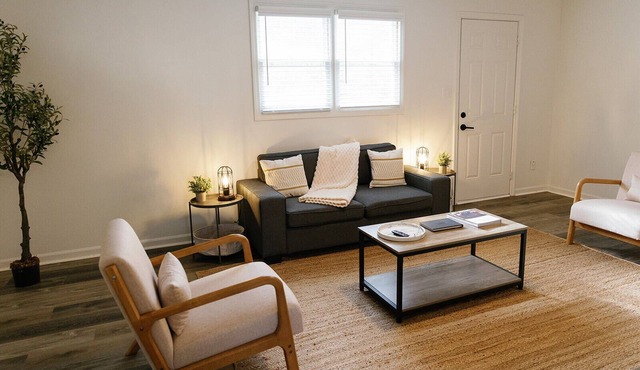 "Morning View 2" Cozy Modern Stay - College/Hiking