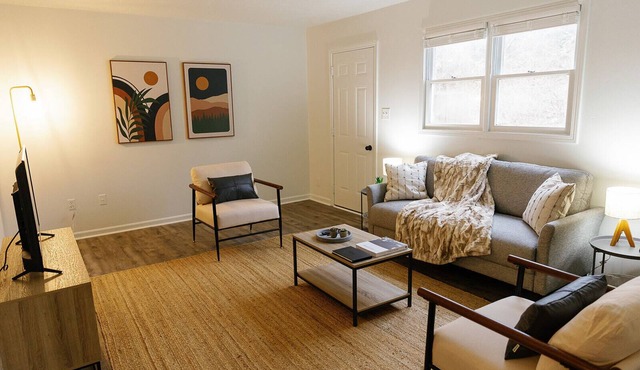 "Morning View 3” Cozy Modern Stay - College/Hiking