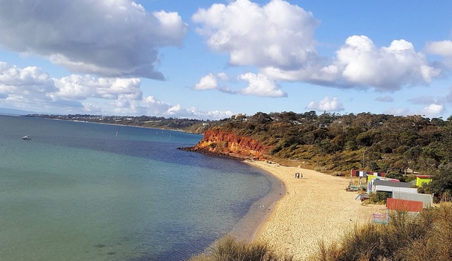 MORNINGTON BEACH APARTMENT #4: directly opposite the beach with great views.