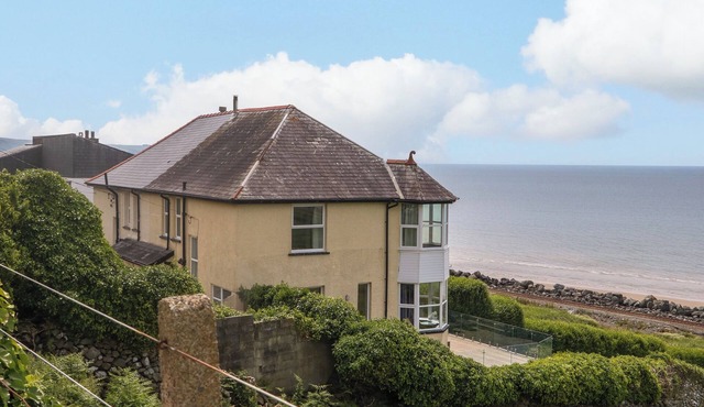 MOROLWG, family friendly, with open fire in Barmouth