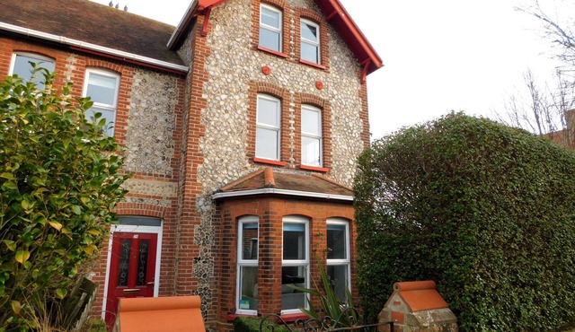 Morris House - a house that sleeps 11 guests in 6 bedrooms