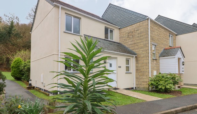 MORTON COTTAGE, family friendly, with a garden in Falmouth