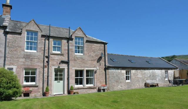 MORTON MAINS STEADING COTTAGE, pet friendly in Thornhill
