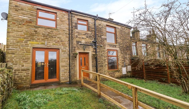 MOSCOW MEWS, pet friendly, with open fire in Thornton, West Yorkshire