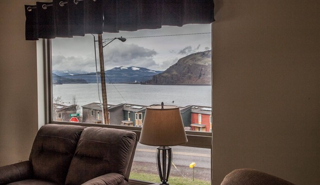 Mosier River View - 2 Bedrooms, 1.5 Bathrooms - Sweeping Panoramas