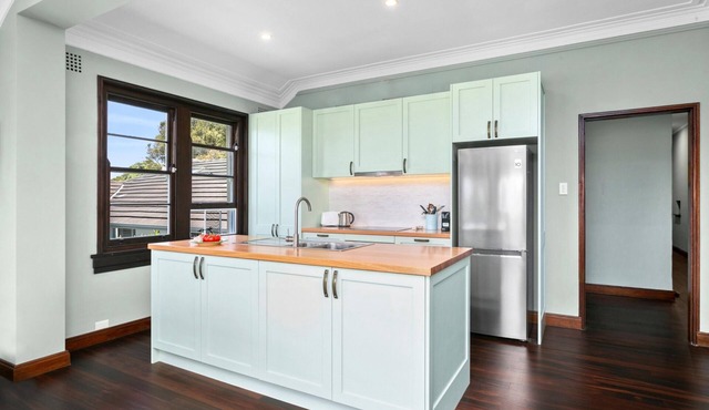 Mosman - BRAD4 - Bradleys Head Road - Renovated 2BR with Sunroom, Parking Harbour Views Near Balmoral Beach