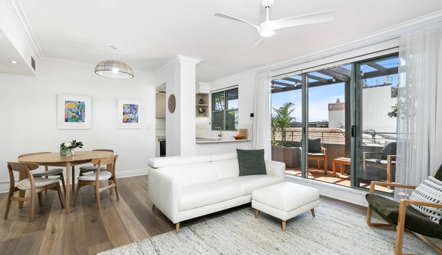 Mosman - HARB5 - Harbour Street - Superb elevated apartment providing privacy and comfort