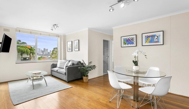 Mosman - MUS21 - 2BR Apartment with Harbour Views Parking Near South Mosman Ferry