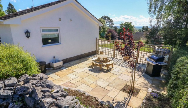 MOSS COTE, pet friendly, with a garden in Milnthorpe