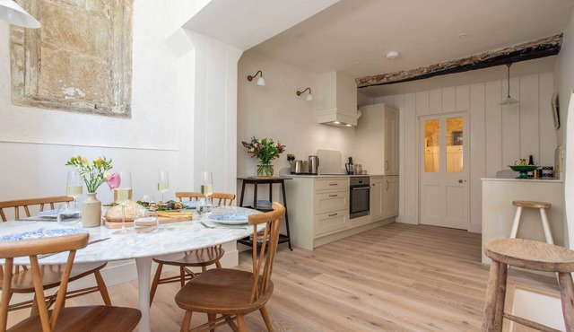 Moss Cottage - Charming Village Retreat