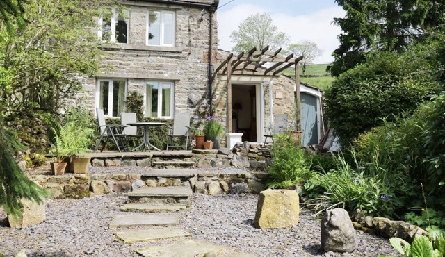 MOSS END COTTAGE, family friendly, with open fire in Oughtershaw