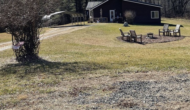 MOSS HOLLAR FARMHOUSE Secluded remodeled farmhouse minutes from The New River