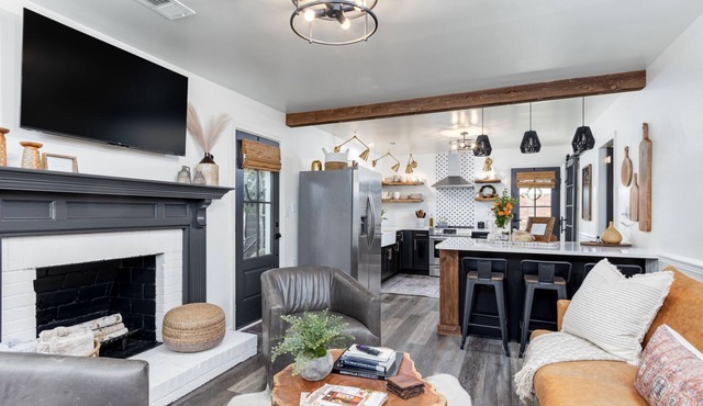 Moss Oak Modern Retreat - completely renovated modern home in Greenville area