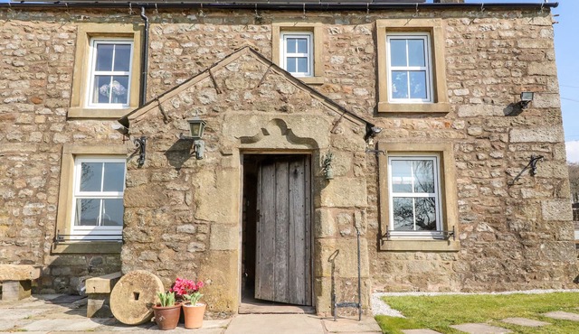 MOSS SIDE RETREAT, family friendly, with open fire in Long Preston