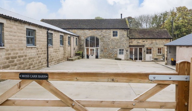 MOSSCARR BARN, pet friendly, luxury holiday cottage in Pateley Bridge