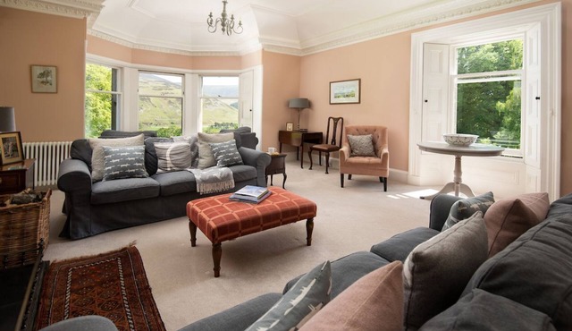 MOSSFENNAN HOUSE & ANNEXE - village of Broughton 3 miles, Peebles 14 miles.