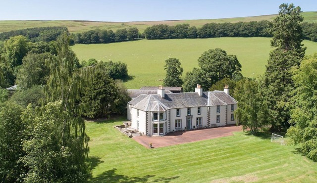 MOSSFENNAN HOUSE, Broughton - sleeps 8 with vast gardens, Wi-Fi and open fire