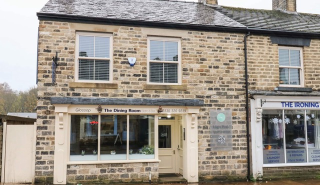 MOSSY LEA, character holiday cottage in Glossop
